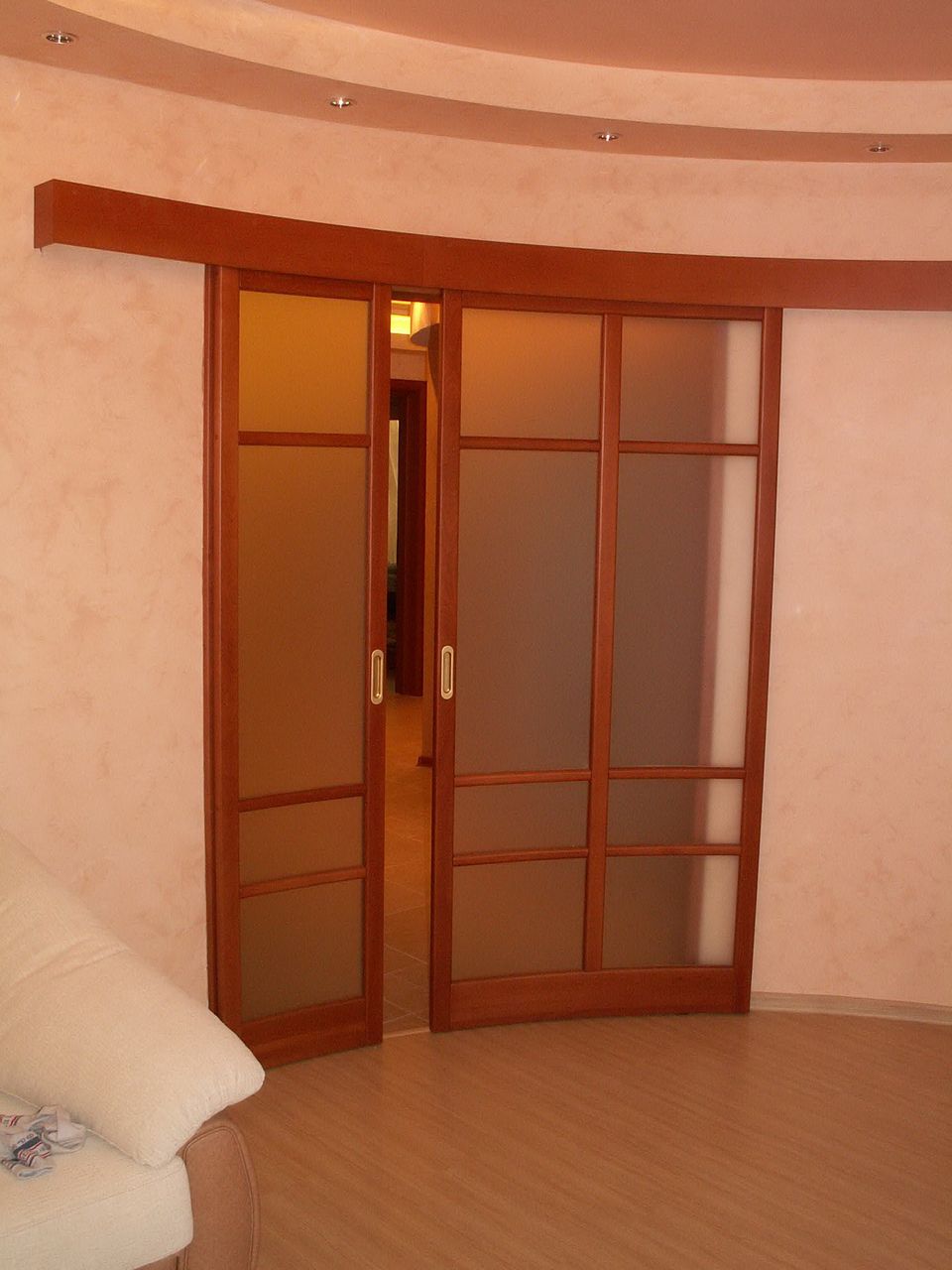 Радиусная дверь в комнату